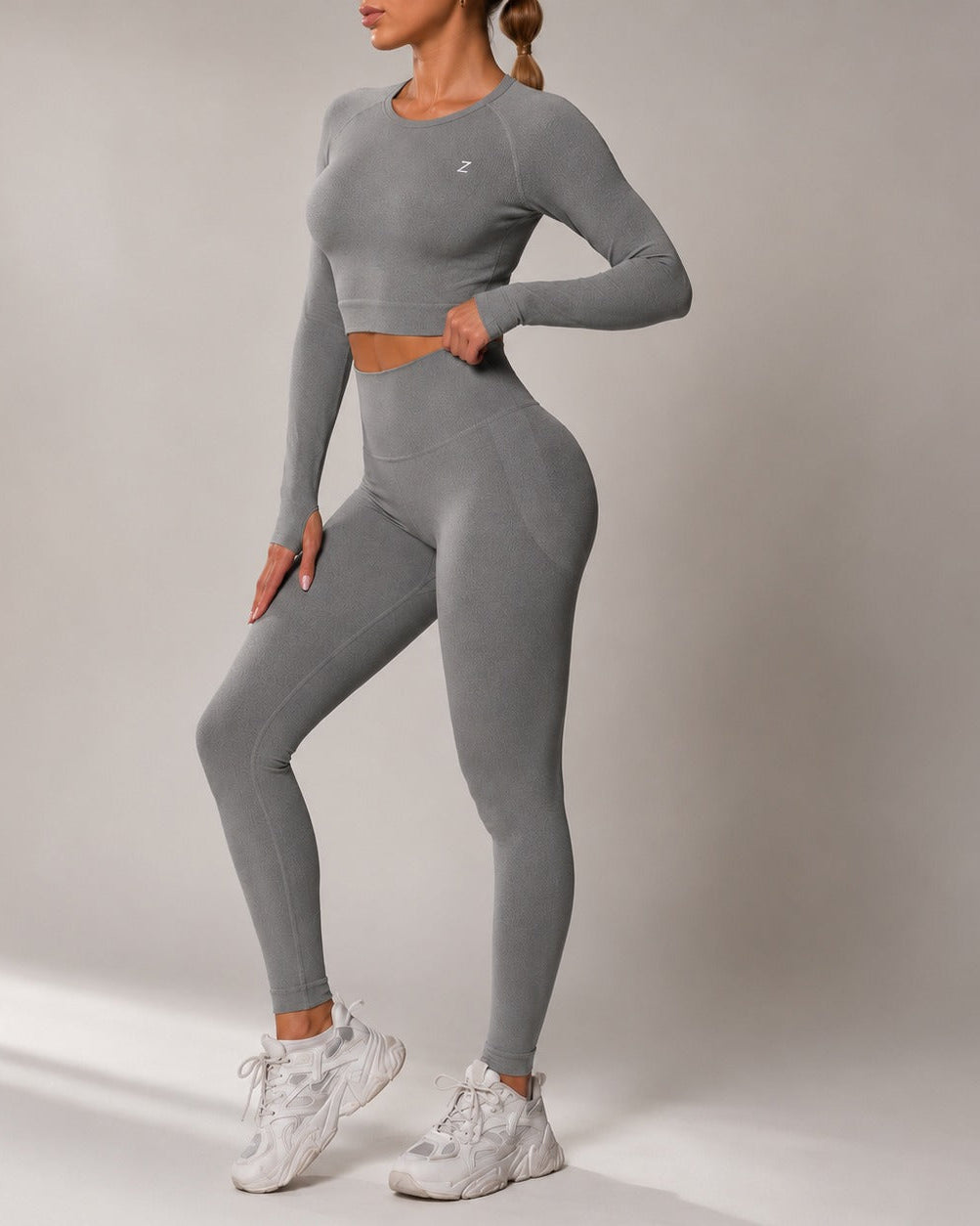 Kvinna i grå scrunch tights dam med hög midja från ZANOS