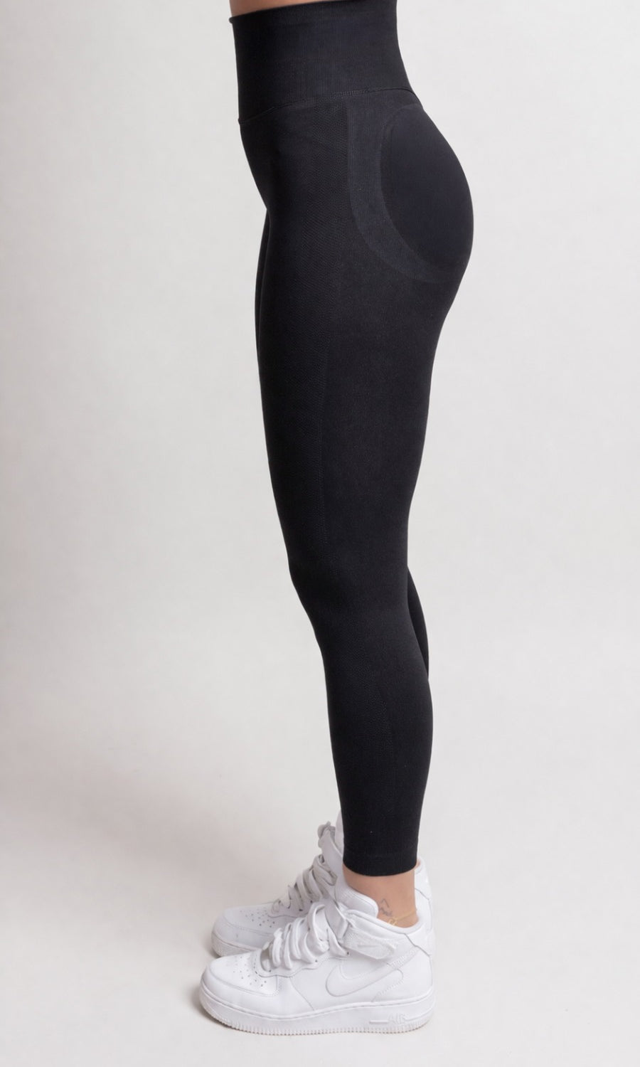 NOIR scrunch leggings black on a model showcasing a smooth body-hugging fit and flattering design from the side.