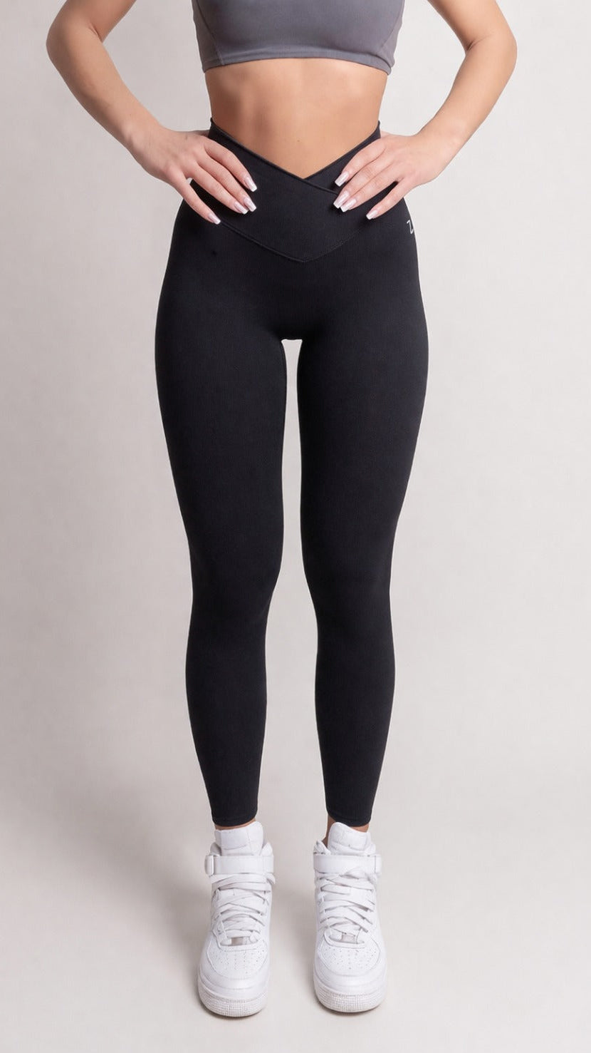 NOIR Vcross performance leggings black displayed on model showcasing their fit and style.