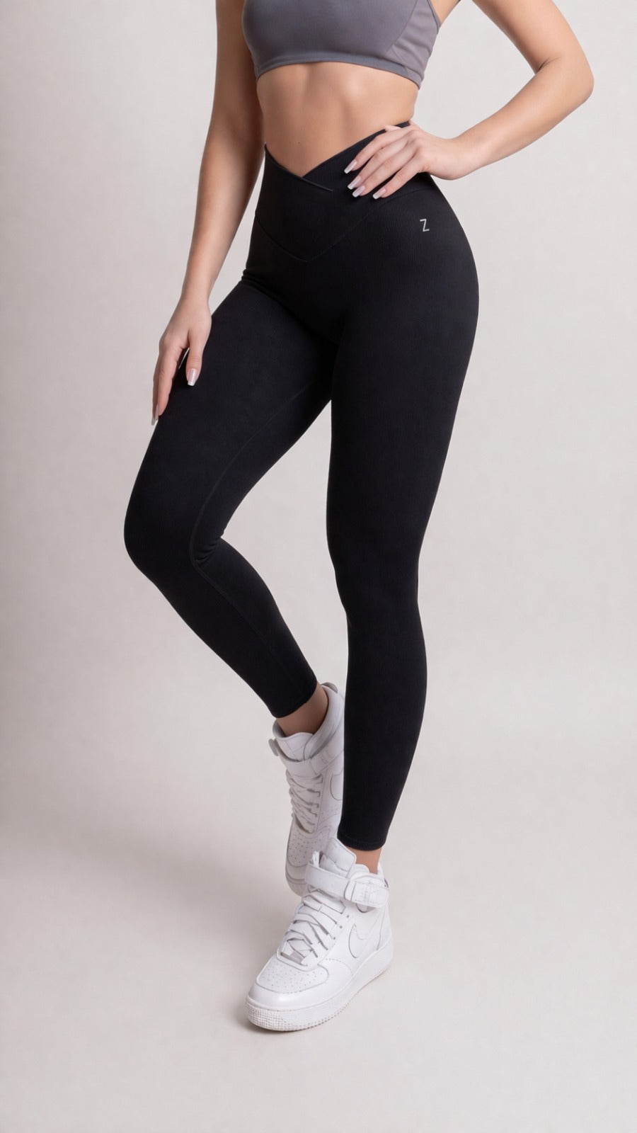 NOIR Vcross performance leggings black displayed on model showcasing their fit and style.