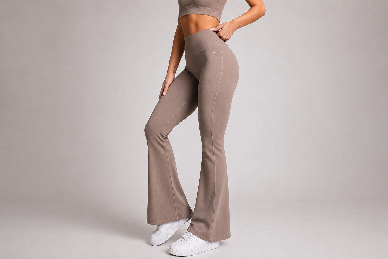 Beige flare tights och flare leggings för dam med hög midja och bred utsvängd passform från ZANOS